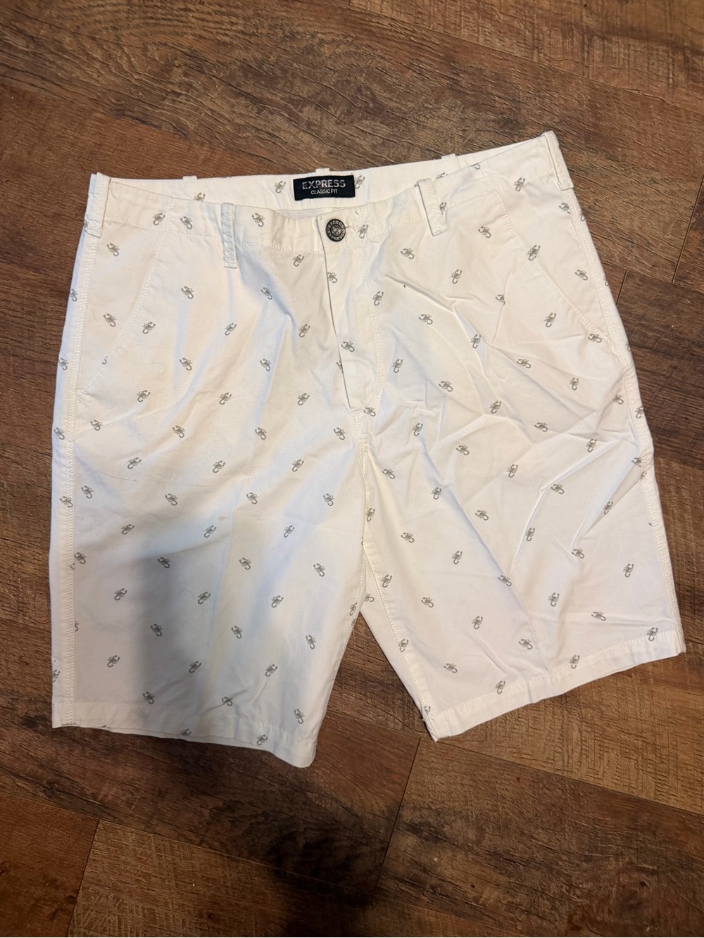 Express Men’s White Embroidered Cotton Flat-Front Shorts 32